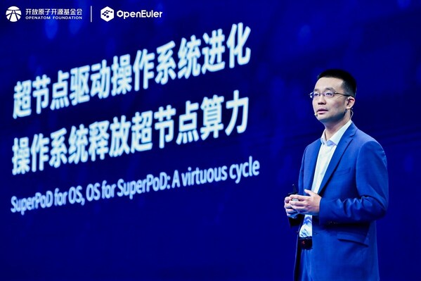 Xiong Wei delivering the keynote speech